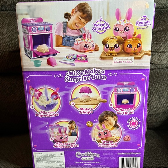 Cookeez Makery Cinnamon Baked Treatz Oven Playset Interactive Plush Toy New - Picture 3 of 5